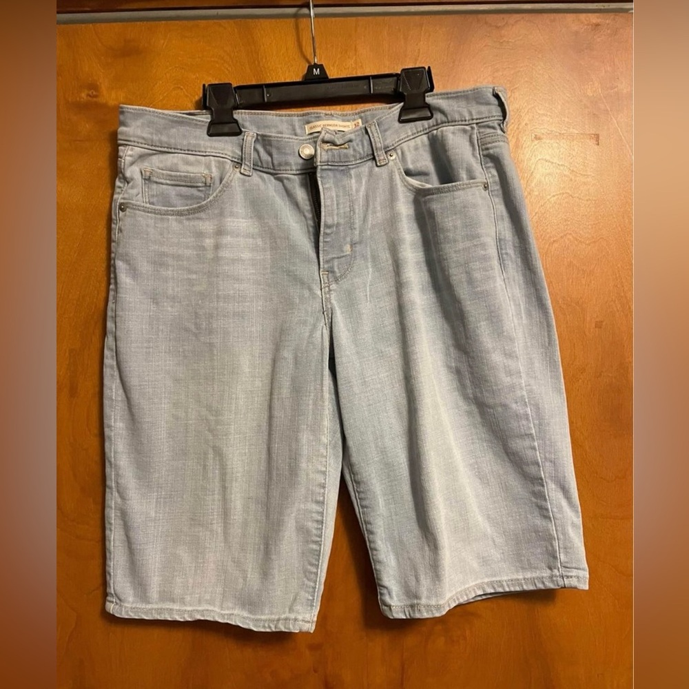 BRAND NEW Levi Bermuda Shorts